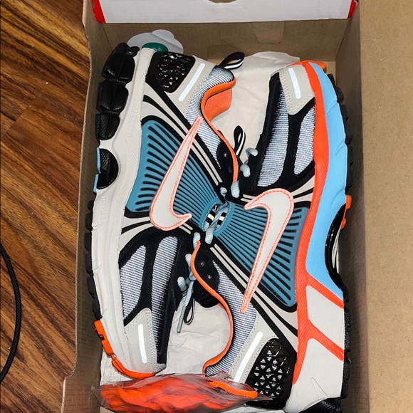 Nike Zoom Vomero 5 . Woman’s Size 8. Good Condition. Extra Laces. - Picture 7 of 8